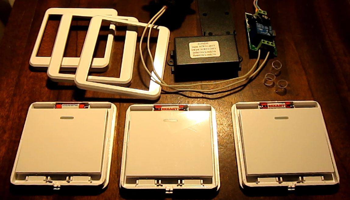 Пример. Устанавливаем один у выхода комнаты, второй в зале, третий на кухню. Лампа в коридоре.
Видео Включение света из трёх мест
Для сравнения включение светильника из двух мест
